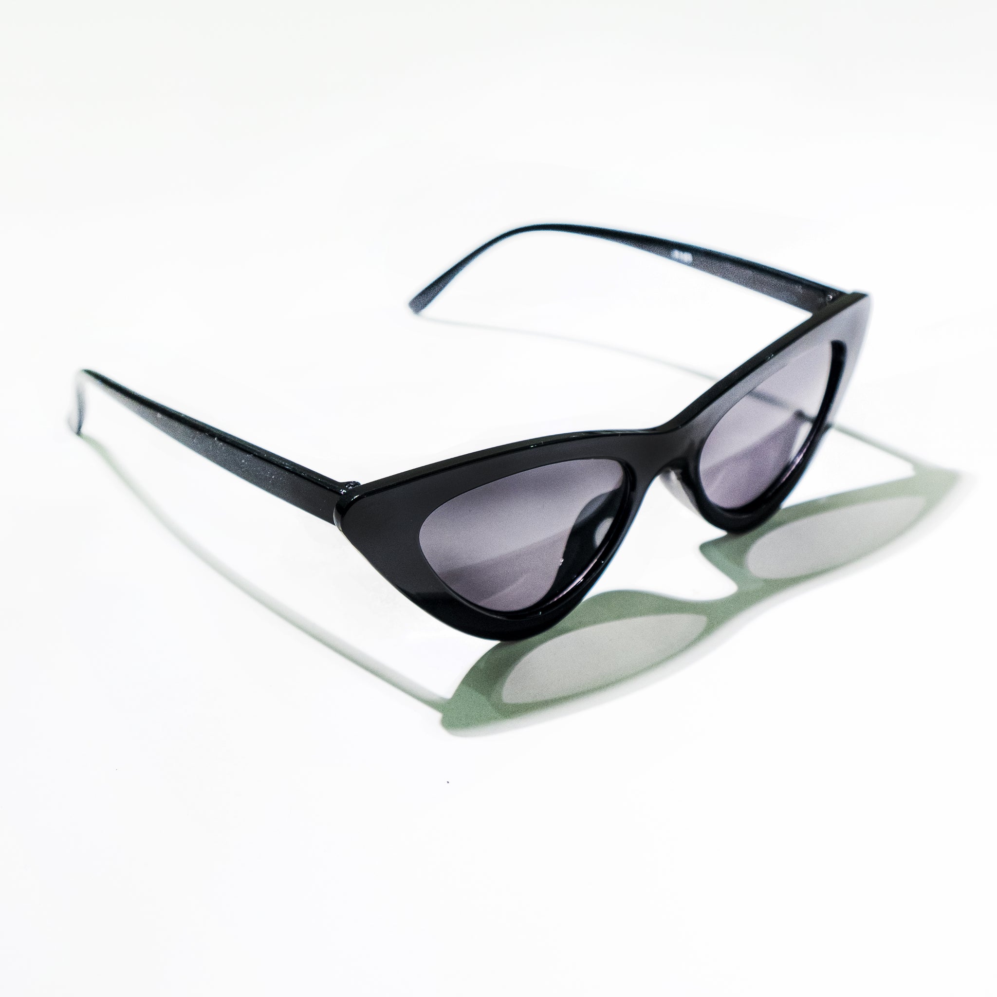 Chokore Retro Cat-Eye Sunglasses with UV 400 Protection (Black)