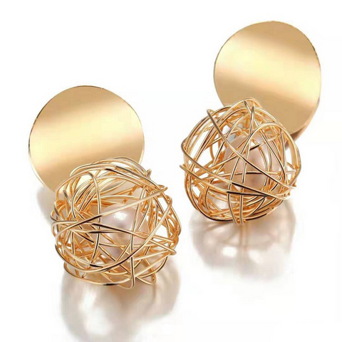 Drop Earrings with a woven metal mesh ball and pearl. Gold tone. - Drop Earrings with a woven metal mesh ball and pearl. Gold tone.